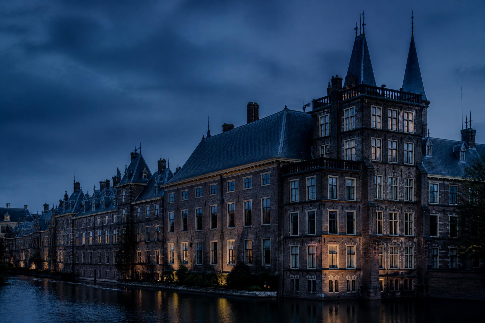 Historisch Nederlands overheidsgebouw aan het water bij schemering